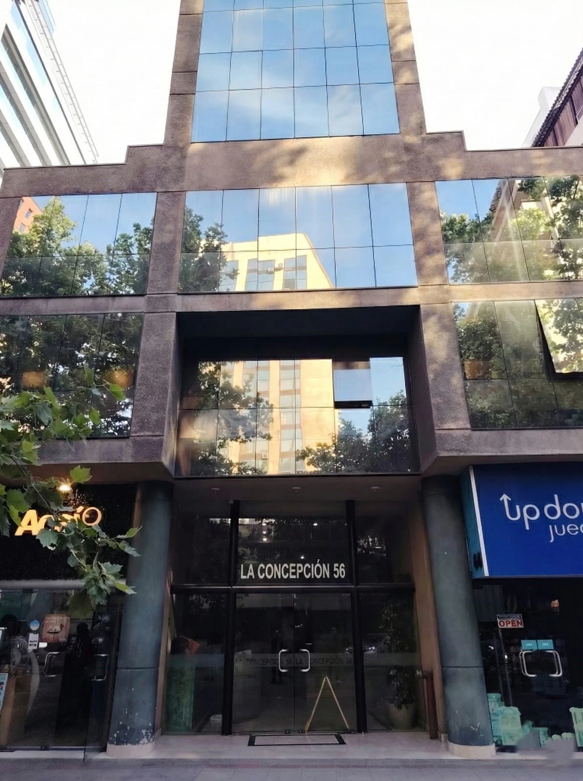 Entrada Edificio La Concepción 56