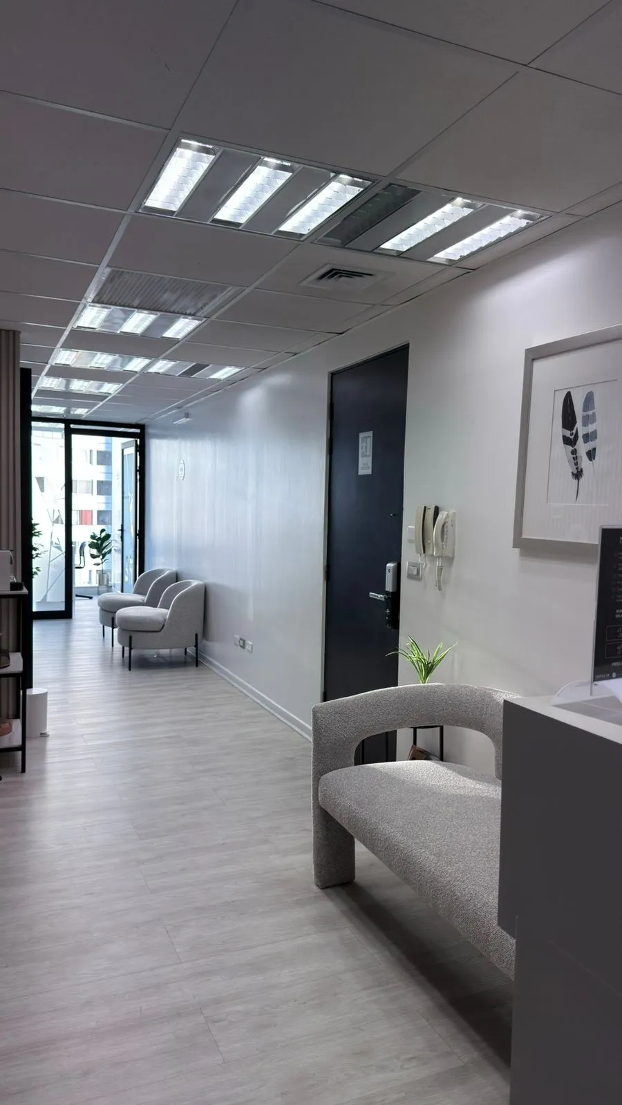 Sala de espera de consulta psicológica en Providencia - Faro Terapéutico