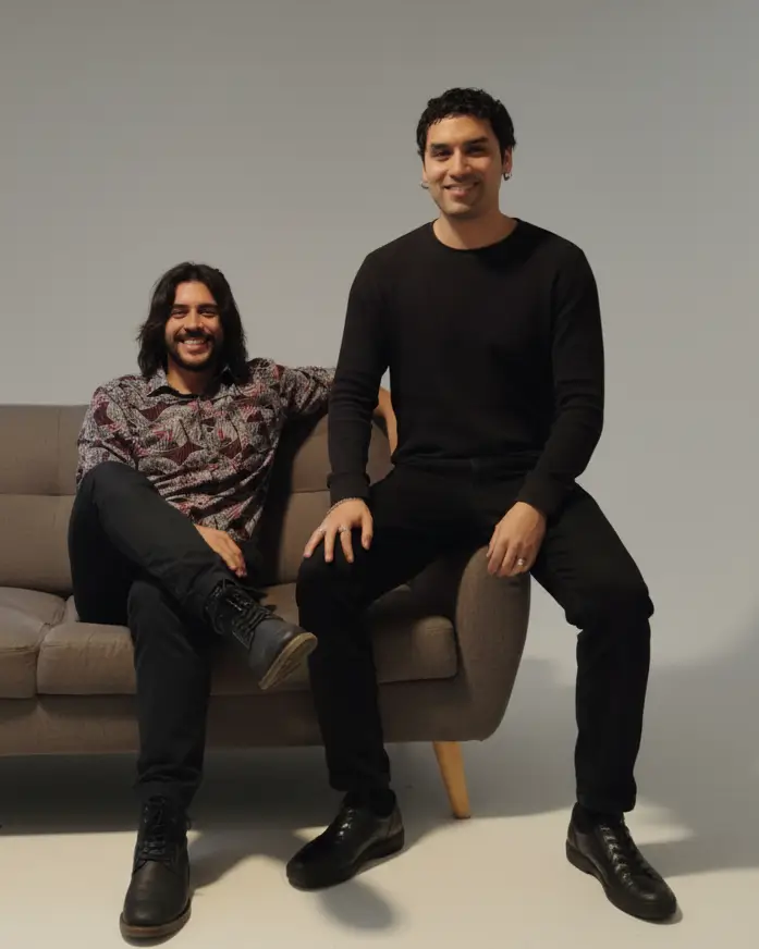 Psicólogos Aarón Millán y Benjamín Lepin sentados, representando la colaboración terapéutica.